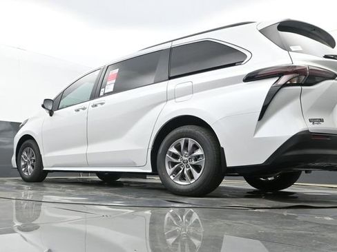 New 2026 Toyota Sienna XLE image 26