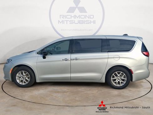 Used 2024 Chrysler Pacifica Touring-L FWD image 6