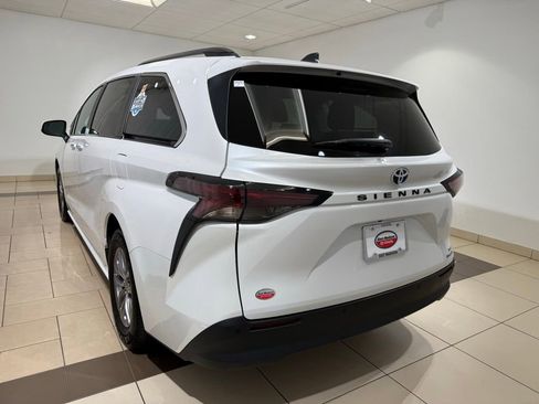 Certified 2024 Toyota Sienna XLE image 3
