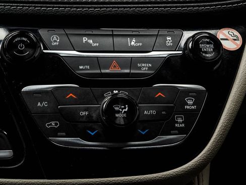 Used 2023 Chrysler Pacifica Limited FWD image 20