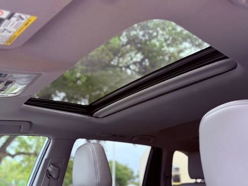 Used 2019 Toyota Highlander XLE image 27