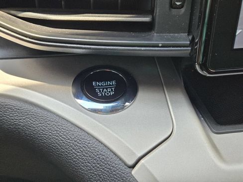 Used 2023 Ford Explorer XLT RWD image 28