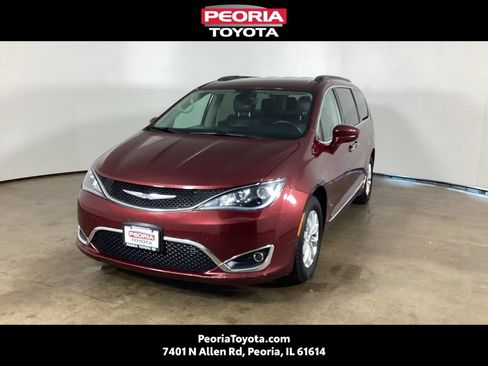 Used 2017 Chrysler Pacifica Touring-L FWD image 1