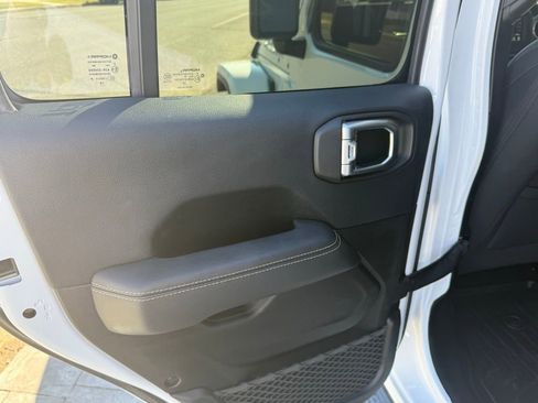 Used 2019 Jeep Wrangler Unlimited Sahara image 23