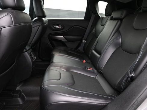Used 2019 Jeep Cherokee Latitude Plus w/ Cold Weather Group AWD/4WD image 11