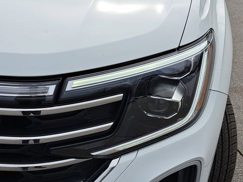 Certified 2025 Volkswagen Atlas SE image 29