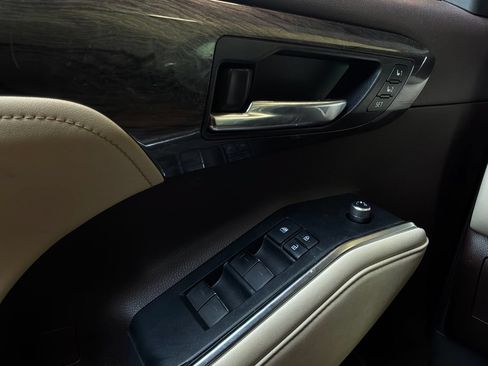 Used 2020 Toyota Highlander Limited FWD image 26