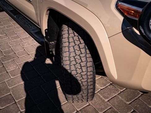 Used 2017 Toyota Tacoma TRD Sport image 49