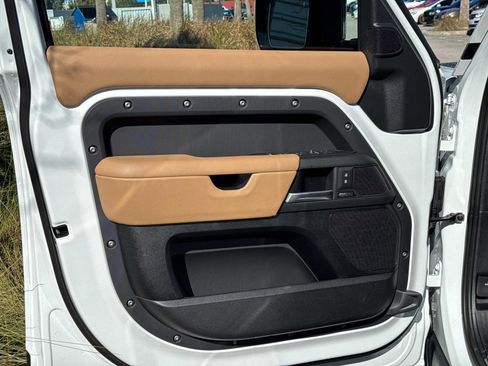 New 2025 Land Rover Defender 110 X-Dynamic SE image 17