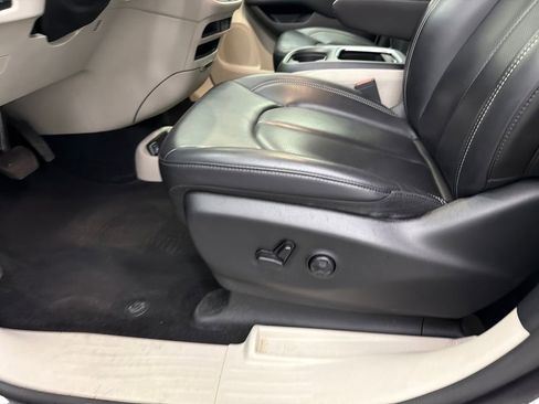 Used 2023 Chrysler Pacifica Touring-L FWD image 10