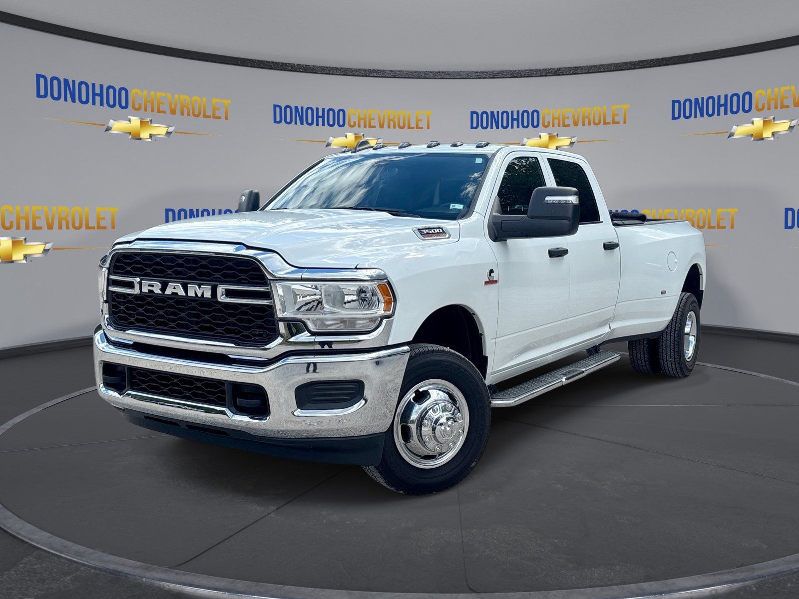 Used 2024 RAM 3500 Tradesman w/ Chrome Appearance Group AWD/4WD image 4