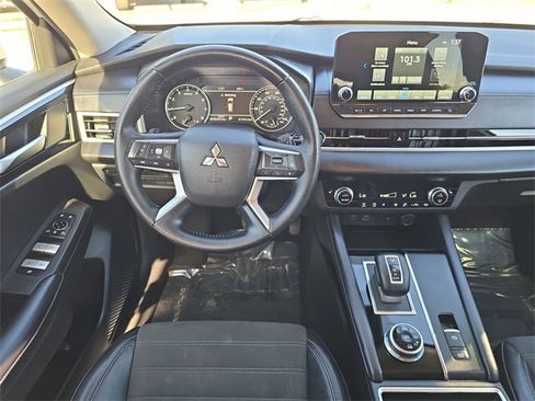 Used 2024 Mitsubishi Outlander SE Black Edition image 10