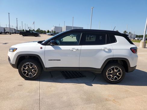 Used 2025 Jeep Compass Trailhawk AWD/4WD image 8