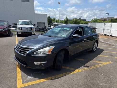 Used 2015 Nissan Altima 2.5 SV w/ Convenience Package FWD image 3