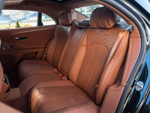 Used 2025 Bentley Flying Spur Plug-In Hybrid AWD/4WD image 43