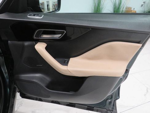 Used 2017 Jaguar F-PACE Premium image 29