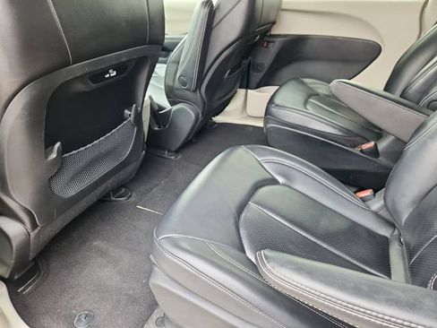 Used 2023 Chrysler Pacifica Touring-L FWD image 8