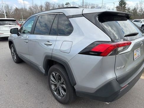 Used 2022 Toyota RAV4 XLE Premium image 13