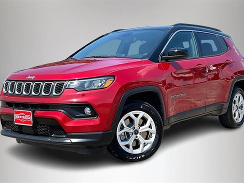 Used 2025 Jeep Compass Latitude image 2