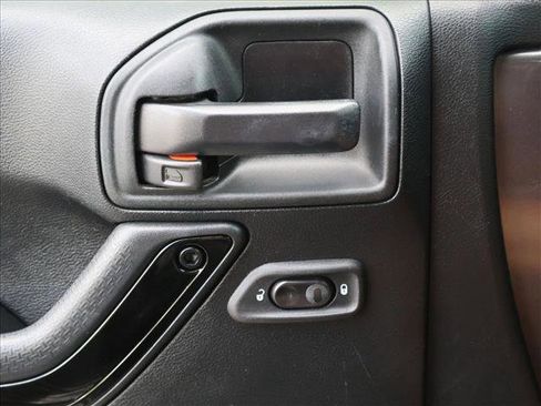 Used 2017 Jeep Wrangler Unlimited Sahara AWD/4WD image 12