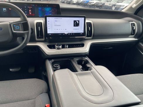 Used 2025 Ford Expedition Active image 16