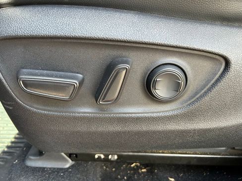 Used 2022 Toyota Highlander XSE FWD image 18
