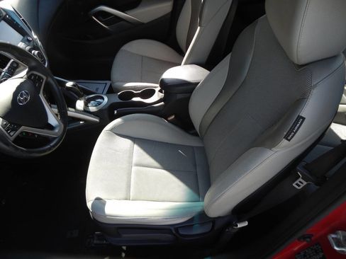 Used 2013 Hyundai Veloster w/ Style Pkg image 3