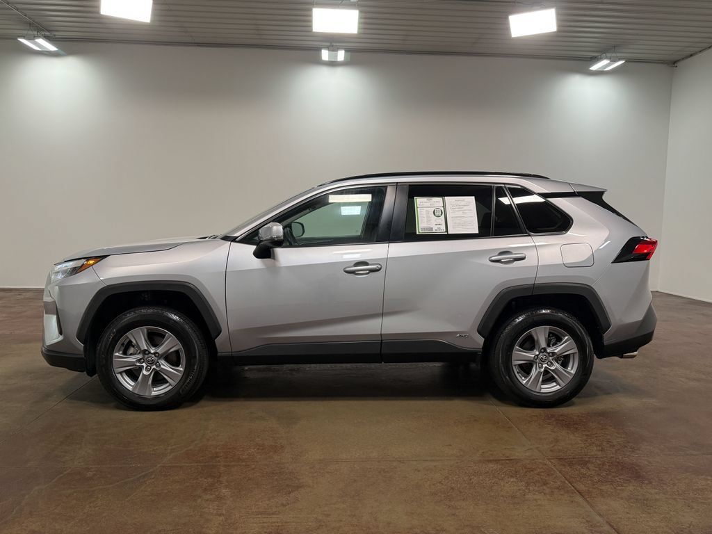 Used 2025 Toyota RAV4 XLE AWD/4WD image 27