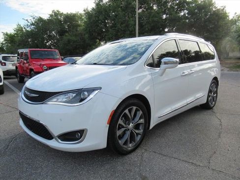 Used 2017 Chrysler Pacifica Limited FWD image 3