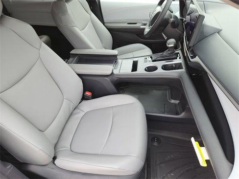 New 2026 Toyota Sienna XLE image 10