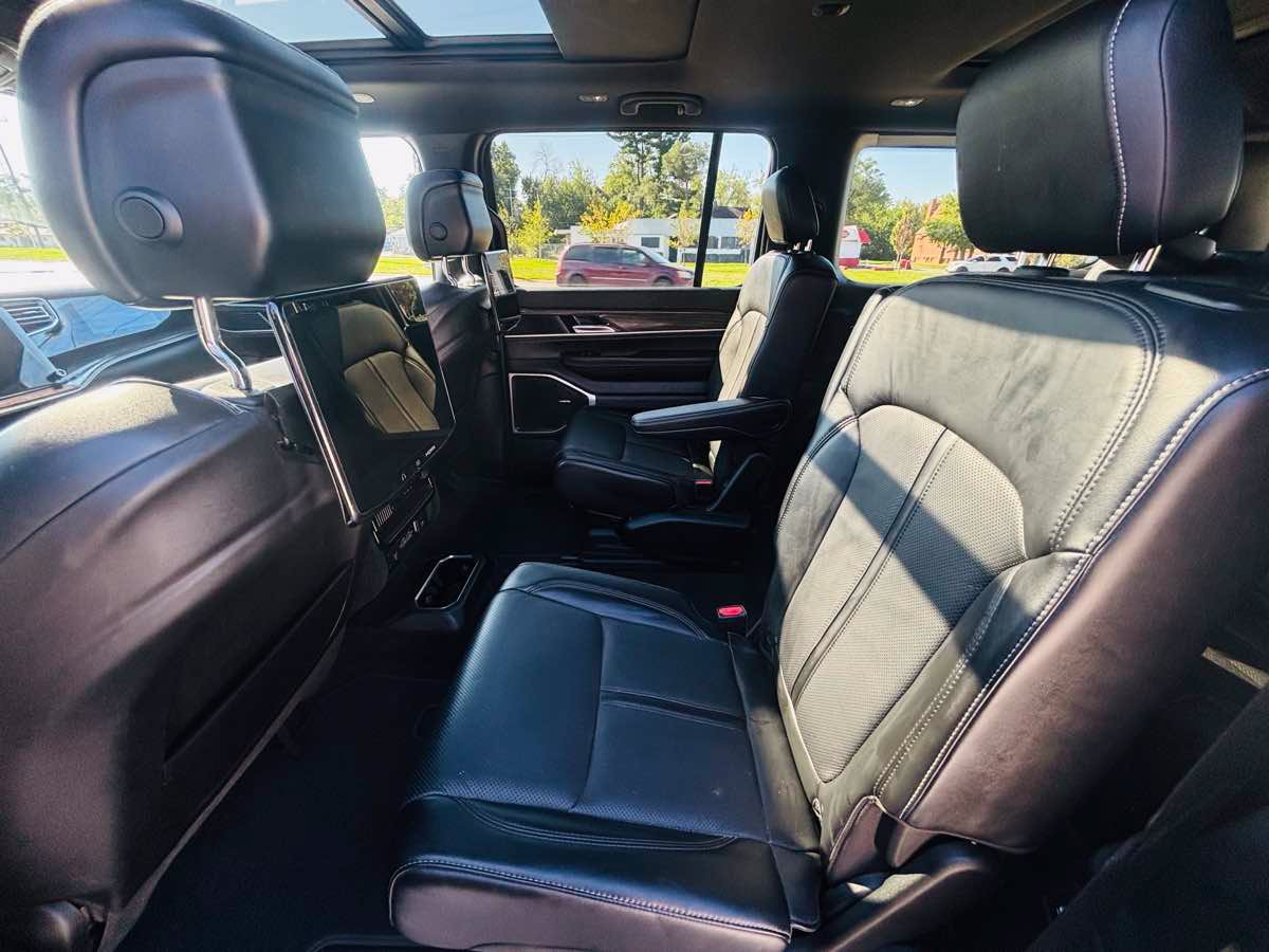Used 2022 Jeep Wagoneer Series II w/ Premium Group I AWD/4WD image 31