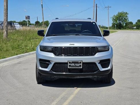 Used 2024 Jeep Grand Cherokee Altitude AWD/4WD image 2