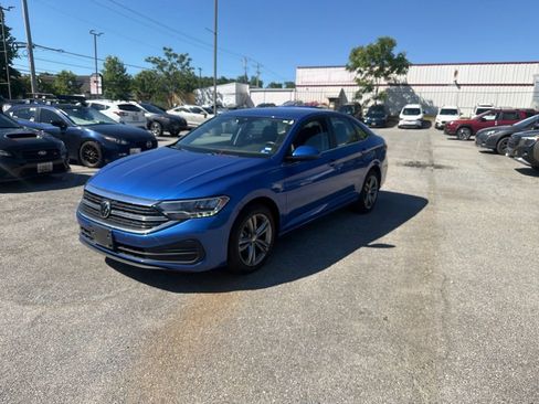 Used 2024 Volkswagen Jetta SE FWD image 3