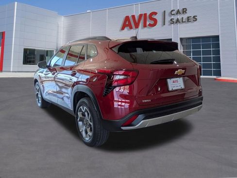 Used 2025 Chevrolet Trax LT w/ LT Convenience Package FWD image 9