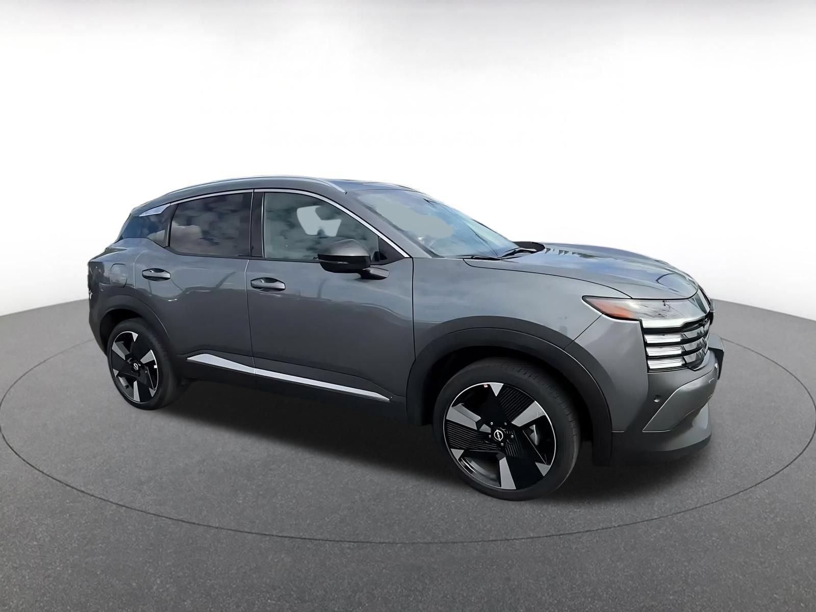 Used 2026 Nissan Kicks SR AWD/4WD image 2