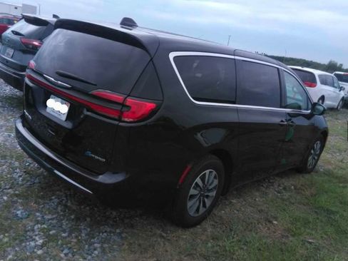 Used 2023 Chrysler Pacifica Touring-L FWD image 2
