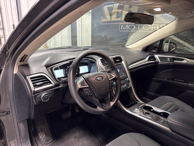 Used 2017 Ford Fusion SE w/ Fusion SE Technology Package FWD image 5