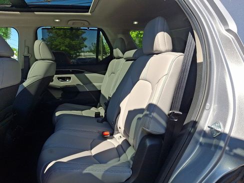 Used 2025 Honda Pilot Touring image 13