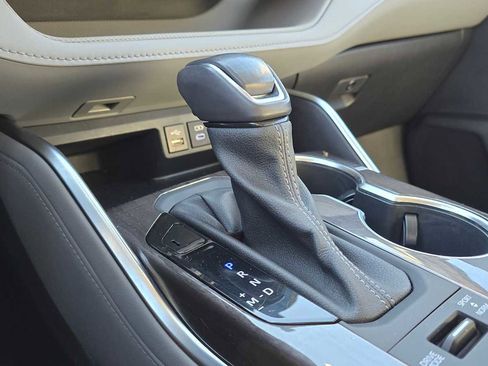 Certified 2022 Toyota Highlander Platinum image 37