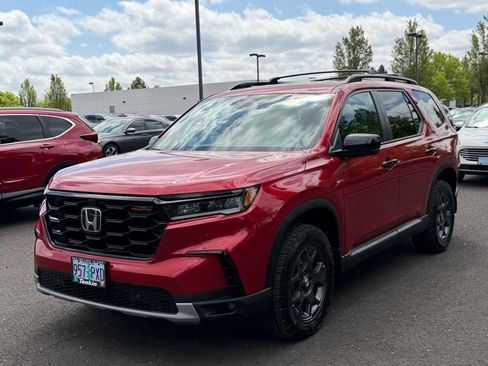 Used 2025 Honda Pilot TrailSport image 4