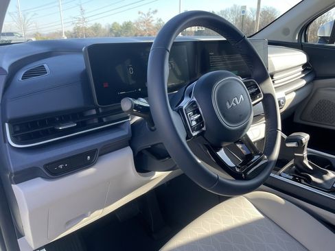 Certified 2026 Kia Carnival EX image 9