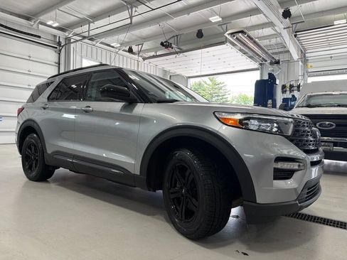 Used 2023 Ford Explorer XLT w/ XLT Sport Appearance Package AWD/4WD image 13