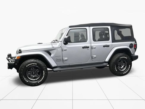 Used 2020 Jeep Wrangler Unlimited Sahara AWD/4WD image 8