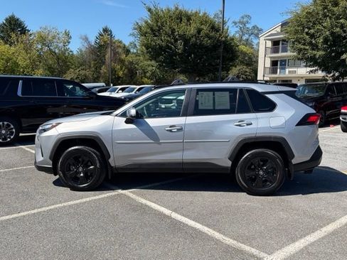Used 2025 Toyota RAV4 XLE AWD/4WD image 4