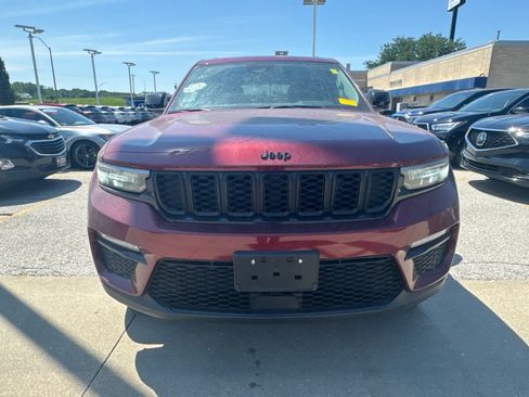 Used 2023 Jeep Grand Cherokee Limited w/ Black Appearance Package AWD/4WD image 8