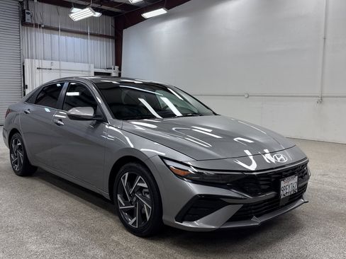 Used 2025 Hyundai Elantra Limited image 23