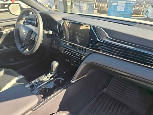 Used 2025 Toyota Camry SE image 12