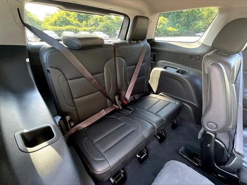 Certified 2023 GMC Acadia SLT image 30