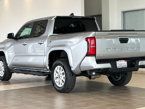 Certified 2025 Toyota Tacoma SR5 w/ SR5 Upgrade Package AWD/4WD image 6