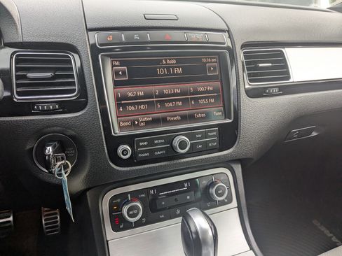 Used 2017 Volkswagen Touareg Wolfsburg Edition image 18